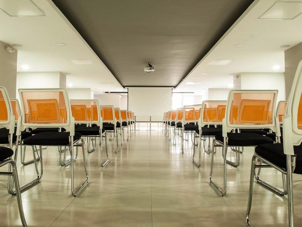 El área de trabajo o centro de convenciones de HOTEl DIBENI PEREIRA