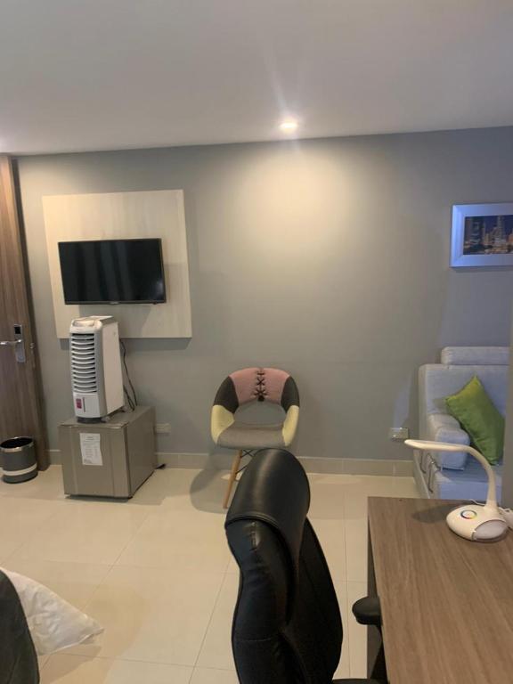 Una televisión o centro de entretenimiento en HOTEl DIBENI PEREIRA
