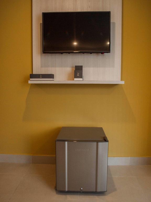 Una televisión o centro de entretenimiento en HOTEl DIBENI PEREIRA