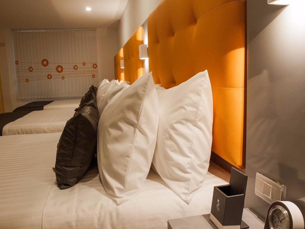 Una cama o camas en una habitación de HOTEl DIBENI PEREIRA