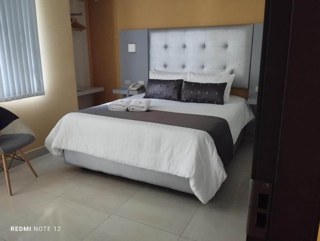 Una cama o camas en una habitación de HOTEl DIBENI PEREIRA