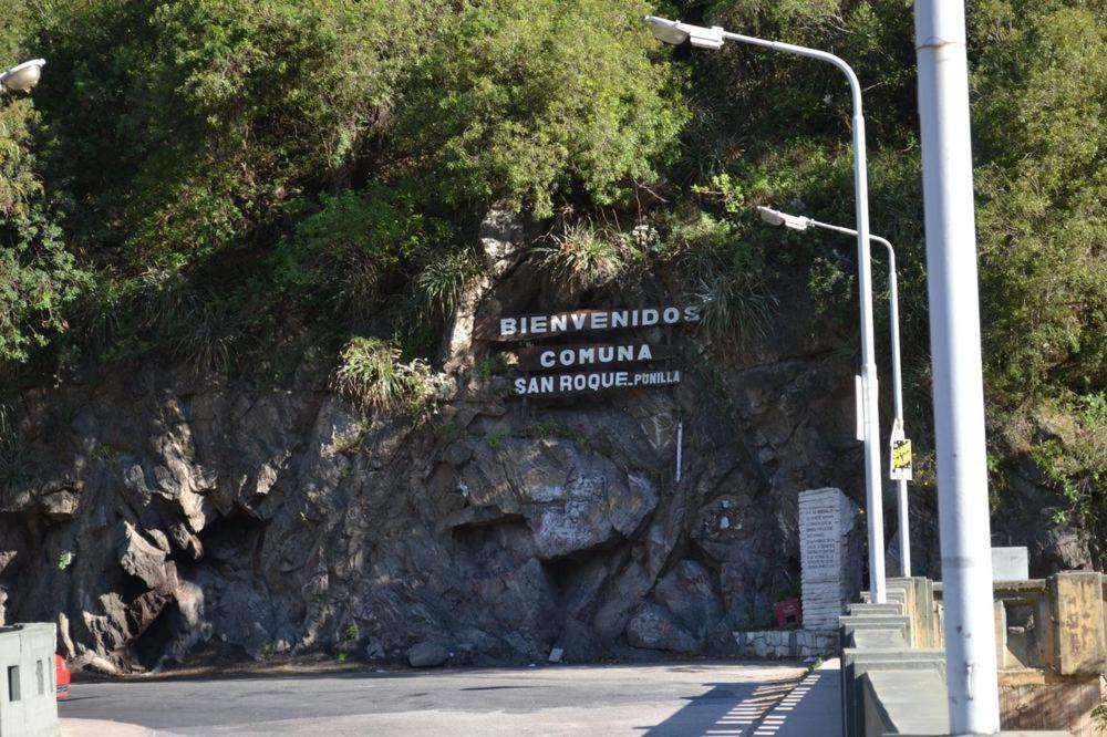 un letrero de la calle a un lado de una montaña en Casitas del Lago en San Roque