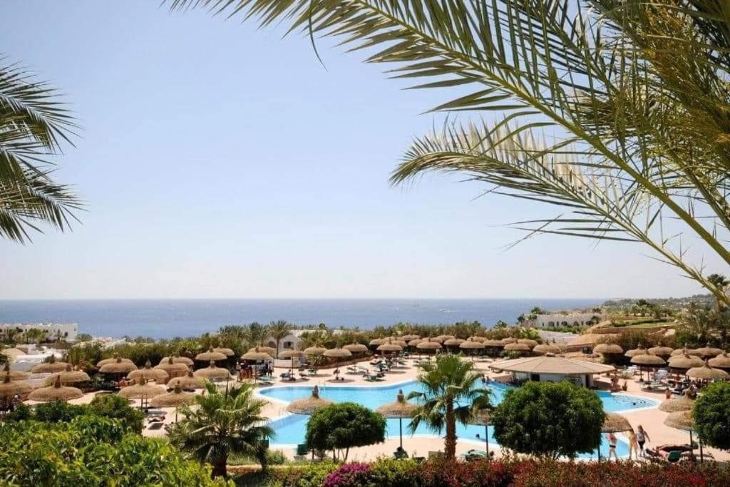 Bazén v ubytování Harem at Coral Bay nebo v jeho okolí