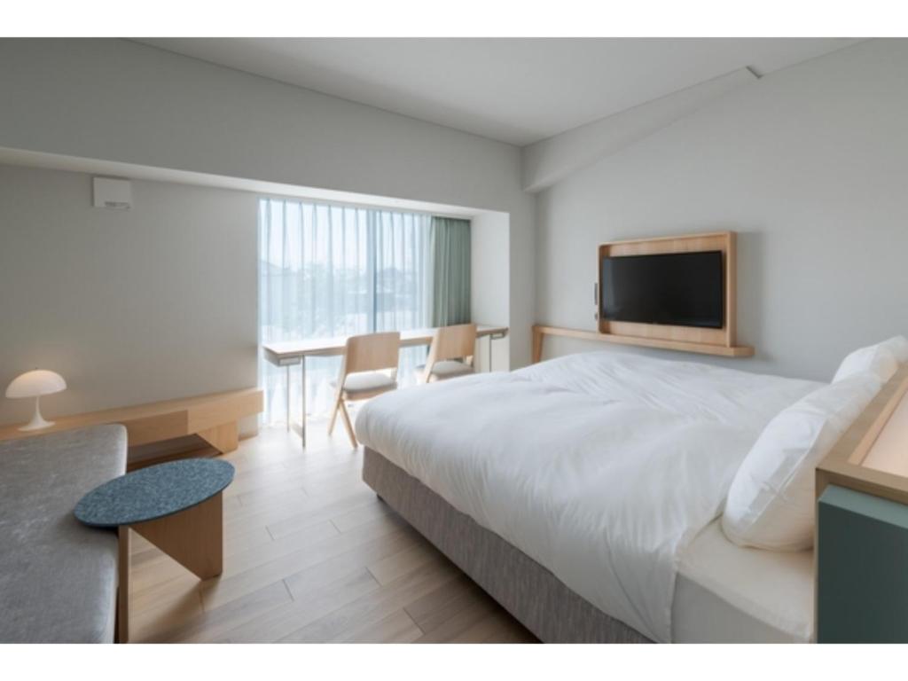 Habitación de hotel con cama grande y TV en ITOMACHI HOTEL 0 - Vacation STAY 97739v, en Saijo