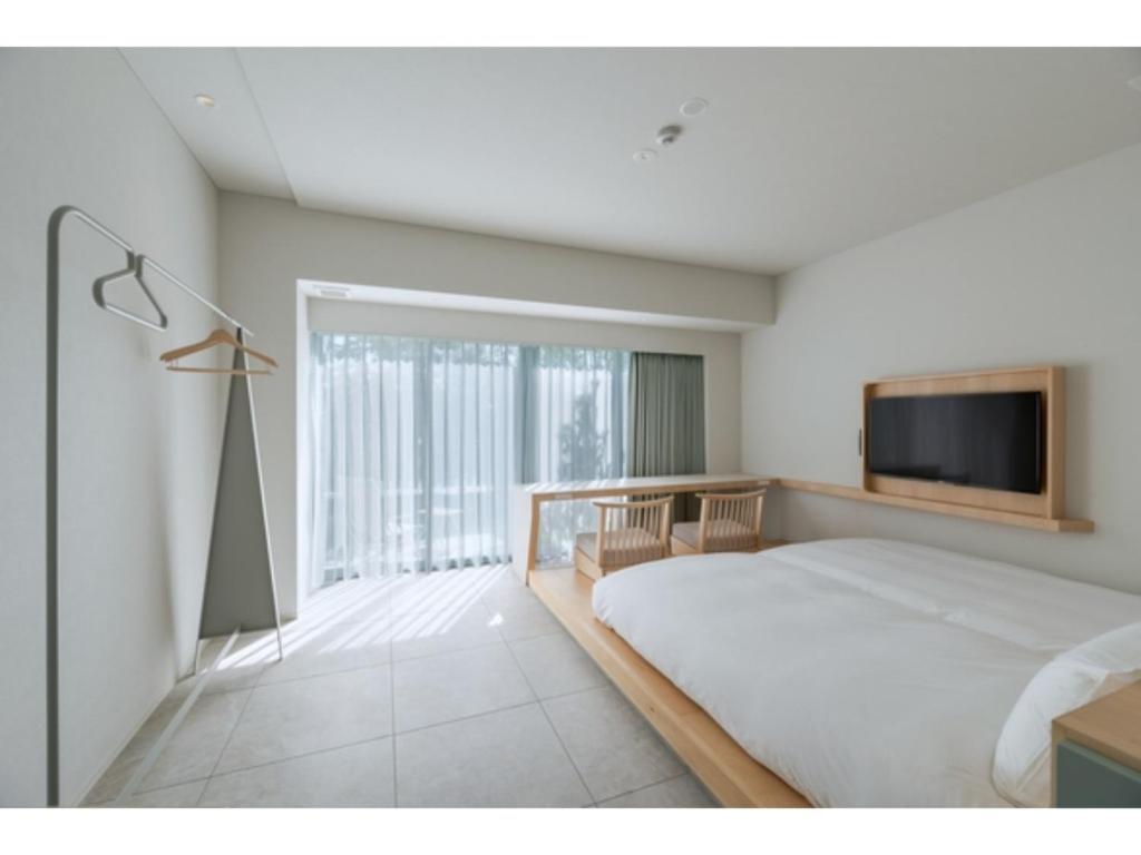 una camera con letto e TV a schermo piatto di ITOMACHI HOTEL 0 - Vacation STAY 97815v a Saijo