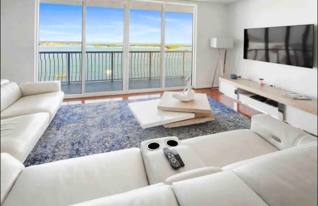 sala de estar con sofá blanco y TV en Stunning 2Br Condo brickell-Waterviews-FreeParking en Miami