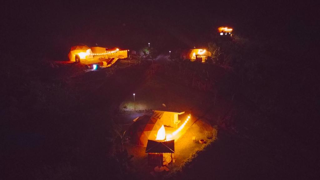 - une vue de tête sur une tente la nuit dans l'établissement Las Colinas Glamping, à Turrialba