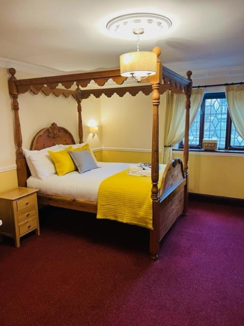 Postel nebo postele na pokoji v ubytování Crown & Cushion Hotel