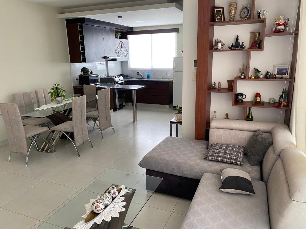 - un salon avec un canapé et une salle à manger dans l'établissement APARTAMENTO CENTRICO, CÓMODO y DE LUJO, à Santa Cruz de la Sierra