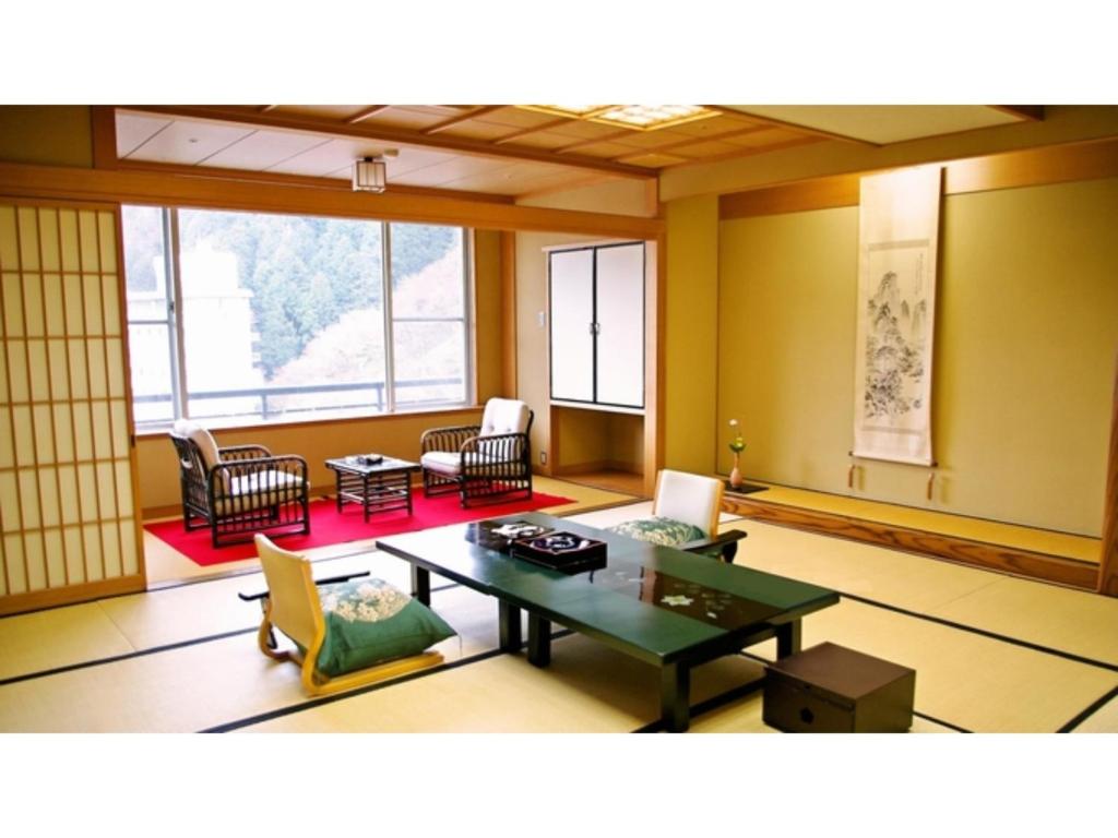 sala de estar con mesa y sillas en Asanoya - Vacation STAY 01713v en Yumura