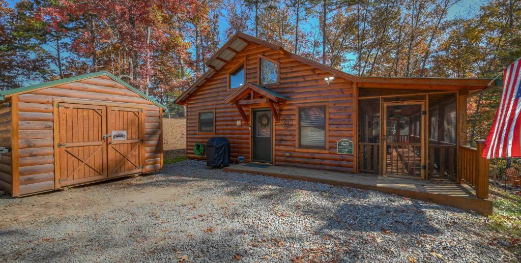 ein Blockhaus mit einer Garage und einer Einfahrt in der Unterkunft Goldyloks' Cottage is "Just Right!" for you! Near Murphy, NC and Blairsville, GA in Murphy