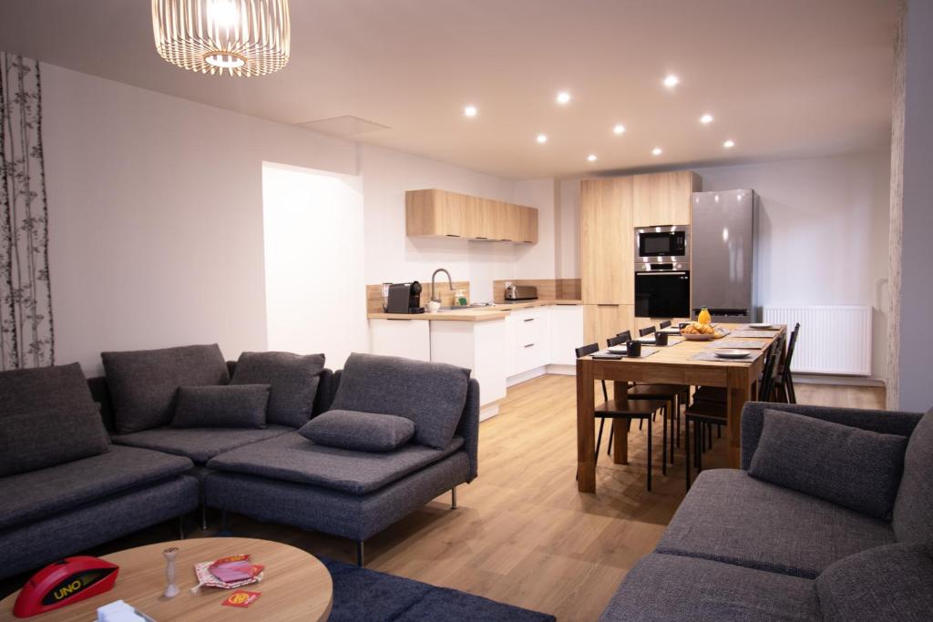 Il comprend un salon avec un canapé et une table. dans l'établissement Tignes Appartement 140 m2 pour 08-10 personnes, à Tignes