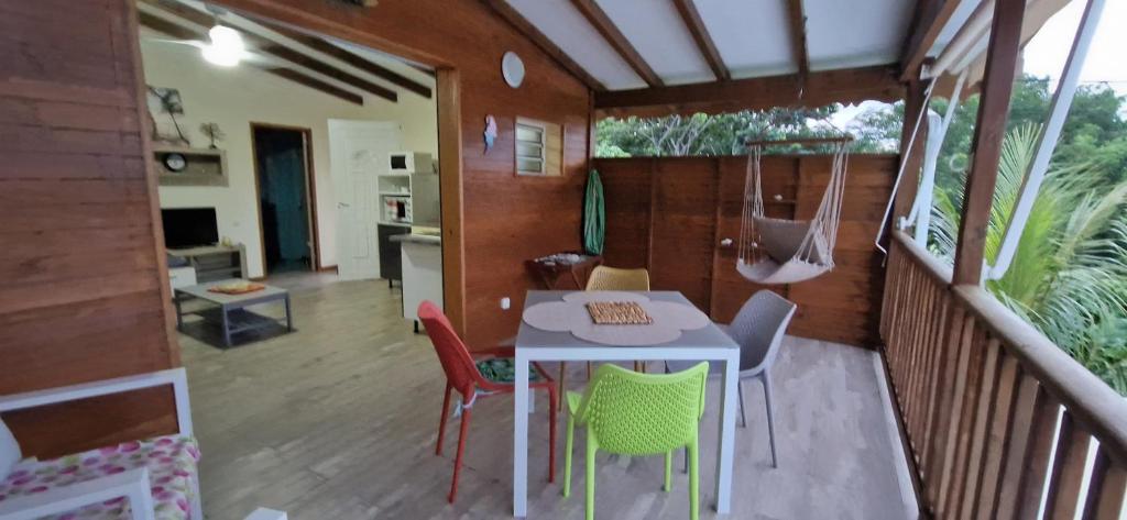 Habitación con balcón con mesa y sillas. en VILLA MARINA Appart Hotes en Bouillante