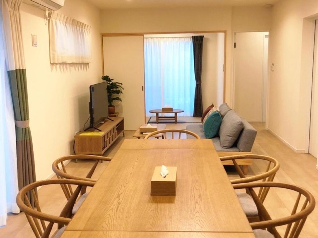 久米島町にあるBears Stay Kumejima Villa - Vacation STAY 01033vのリビングルーム(テーブル、椅子、ソファ付)