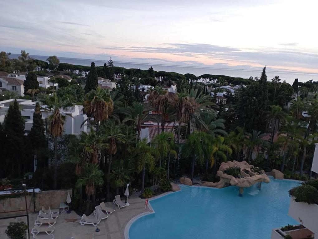 Hồ bơi trong/gần Apartamento Atico Duplex HOTEL Guadalpin Marbella