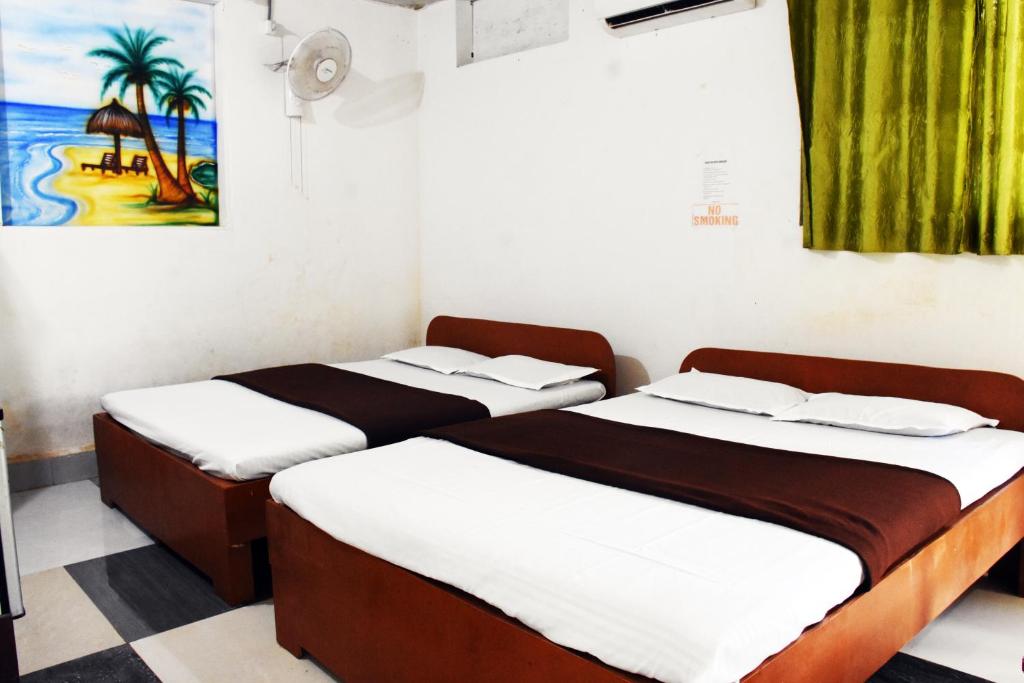 ein paar Betten in einem Zimmer in der Unterkunft Caasa De Nirvana by OceanSide 4 Guest in Velha Goa