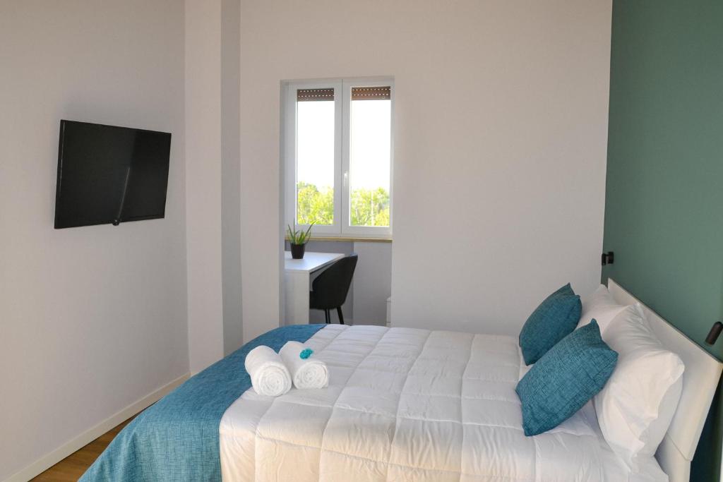 1 dormitorio con 1 cama con toallas en Ca' dela Stazion en Verona
