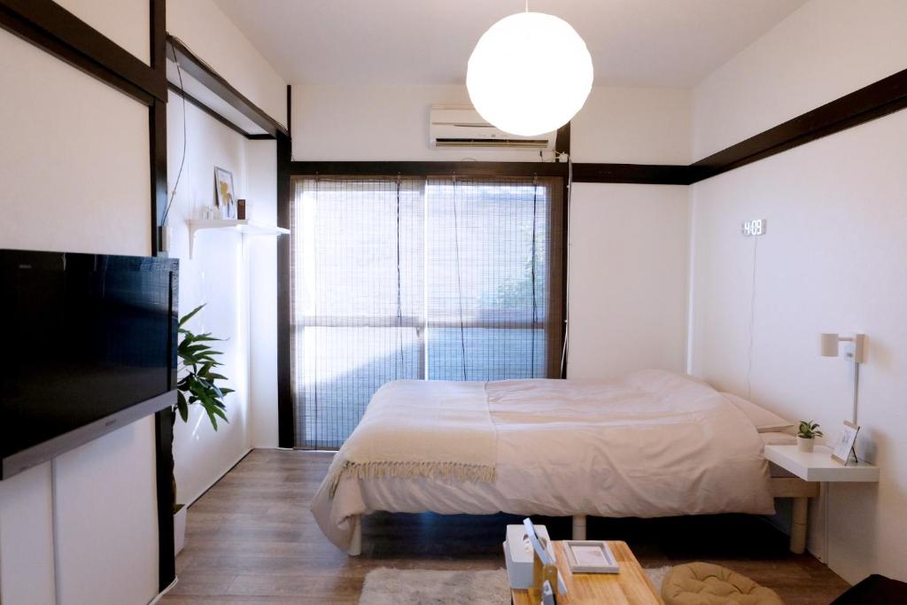 a bedroom with a bed and a large window at green park heights - Vacation STAY 15686 in Musashino