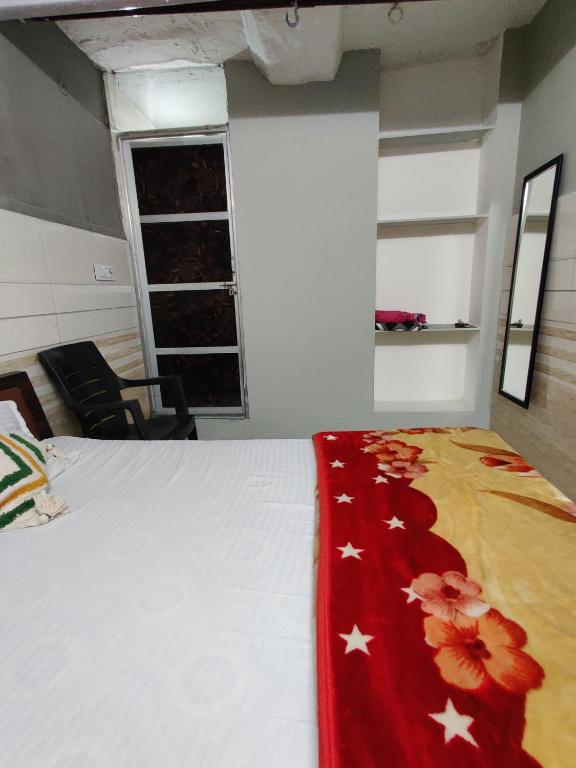 Una cama o camas en una habitación de Varah Square Guest House