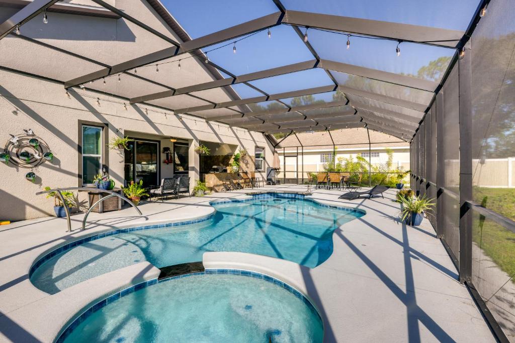 Πισίνα στο ή κοντά στο Palm Coast Paradise Pool, Spa and Outdoor Kitchen