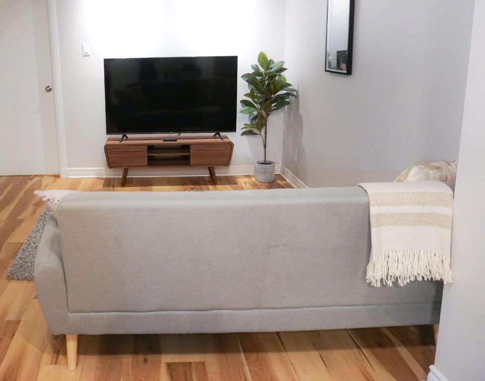 Cozy apartment in Ahuntsic with Free Parking and near metro station - Appartement Met één Slaapkamer