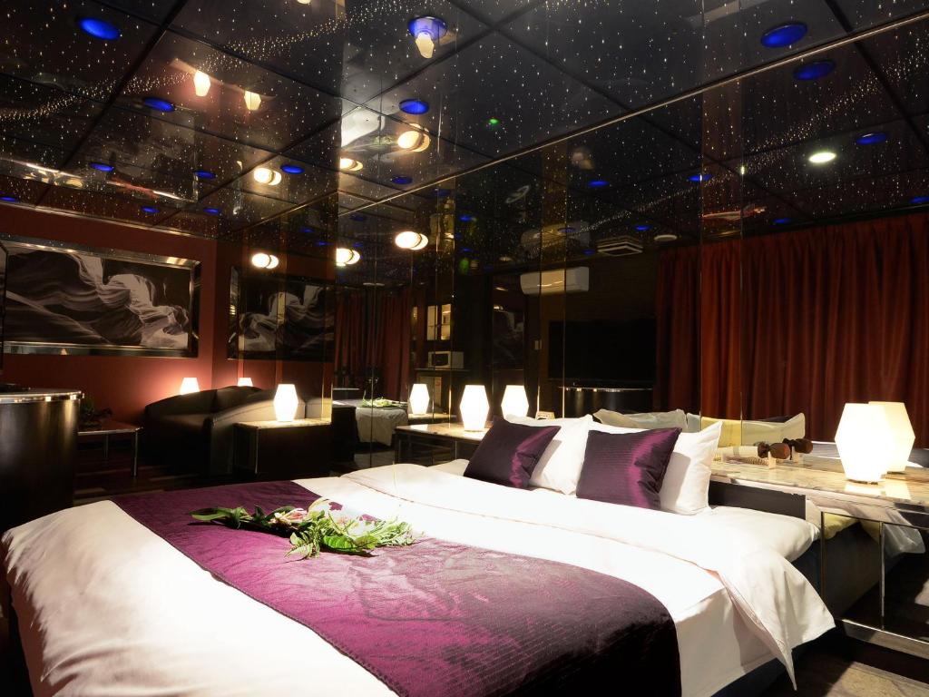 Postel nebo postele na pokoji v ubytování HOTEL CHANT - Adult Only 大人専用