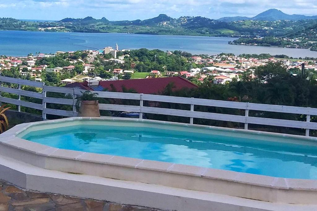 Bassenget på eller i nærheten av Appartement d'une chambre avec vue sur la mer piscine partagee et jardin clos a Le Robert