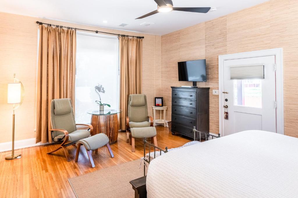 Harbor House Inn - Deluxe King Studio With Kitchen - 118C