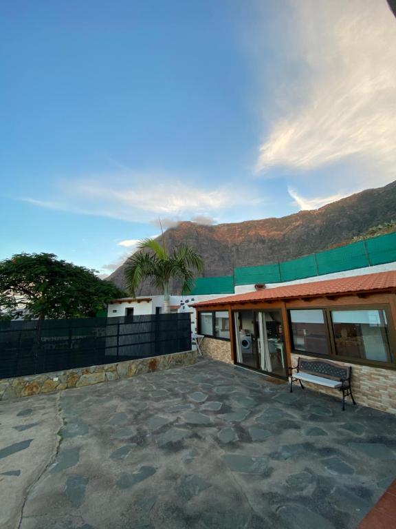 - un bâtiment avec un banc installé sur une terrasse dans l'établissement CASITA LAS VISTAS, à Frontera
