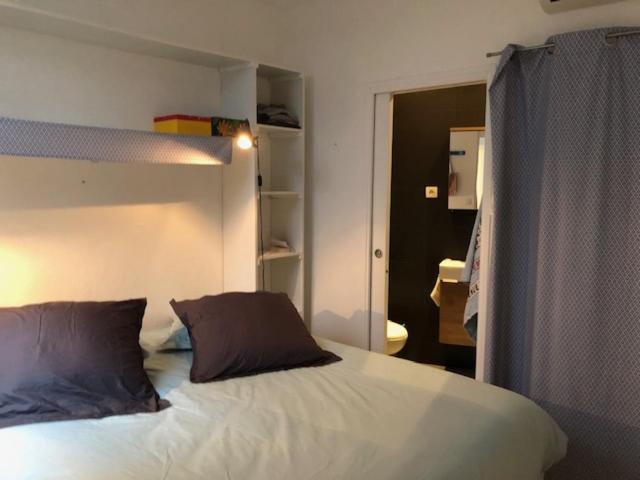 En eller flere senge i et værelse på Logement plein pied / Confort