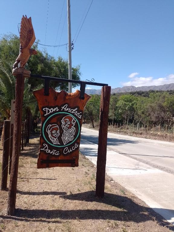 ein Schild für eine Bar am Straßenrand in der Unterkunft Depto Cuca y Andrés in Cerro de Oro