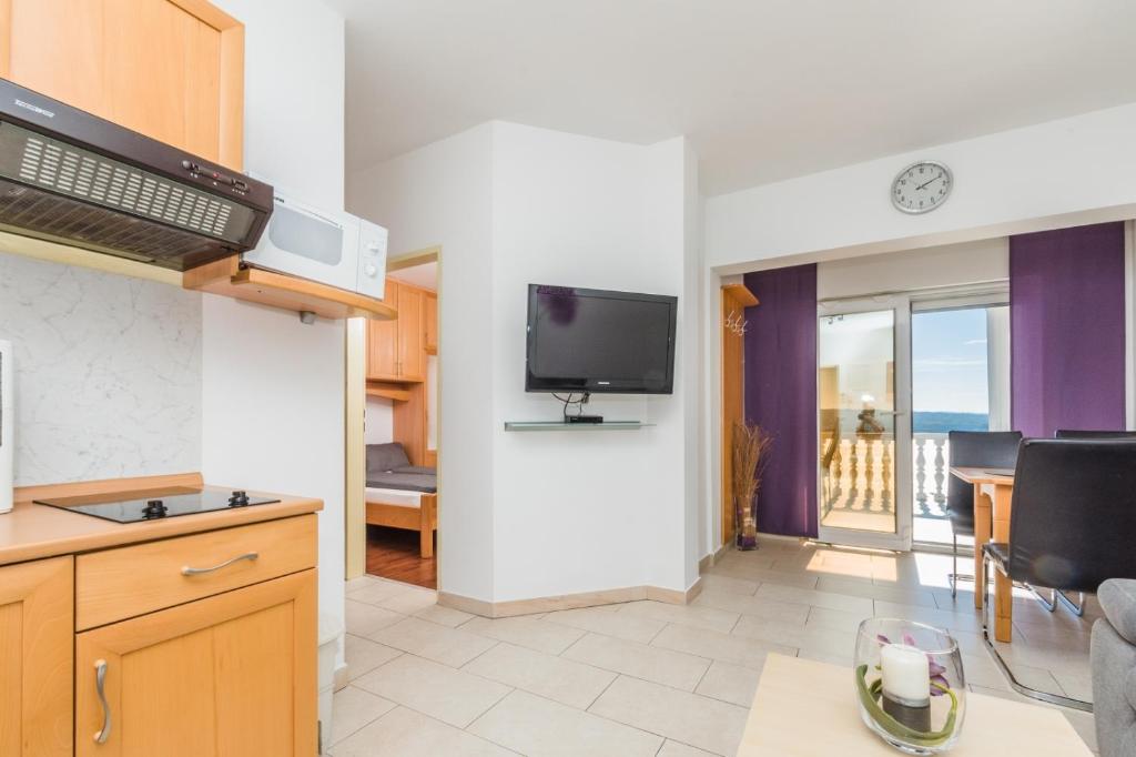 Kuchyňa alebo kuchynka v ubytovaní Apartment in Crikvenica with sea view, terrace, air conditioning, WiFi 3492-5