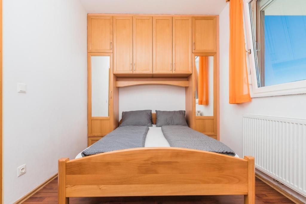 Posteľ alebo postele v izbe v ubytovaní Apartment in Crikvenica with sea view, terrace, air conditioning, WiFi 3492-5