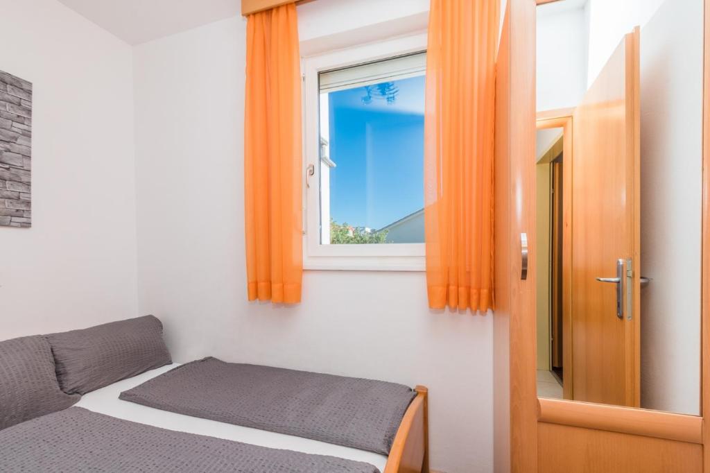 Posteľ alebo postele v izbe v ubytovaní Apartment in Crikvenica with sea view, terrace, air conditioning, WiFi 3492-5