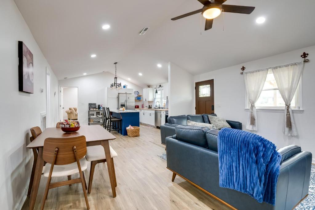 ein Wohnzimmer mit einem blauen Sofa und einem Tisch in der Unterkunft Charming Country Cottage in Goodspring! in Pulaski