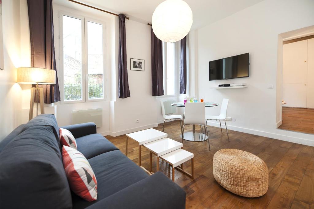 パリにあるPick A Flat's Apartment in Bastille - Rue Mornayのリビングルーム(青いソファ、テーブル付)
