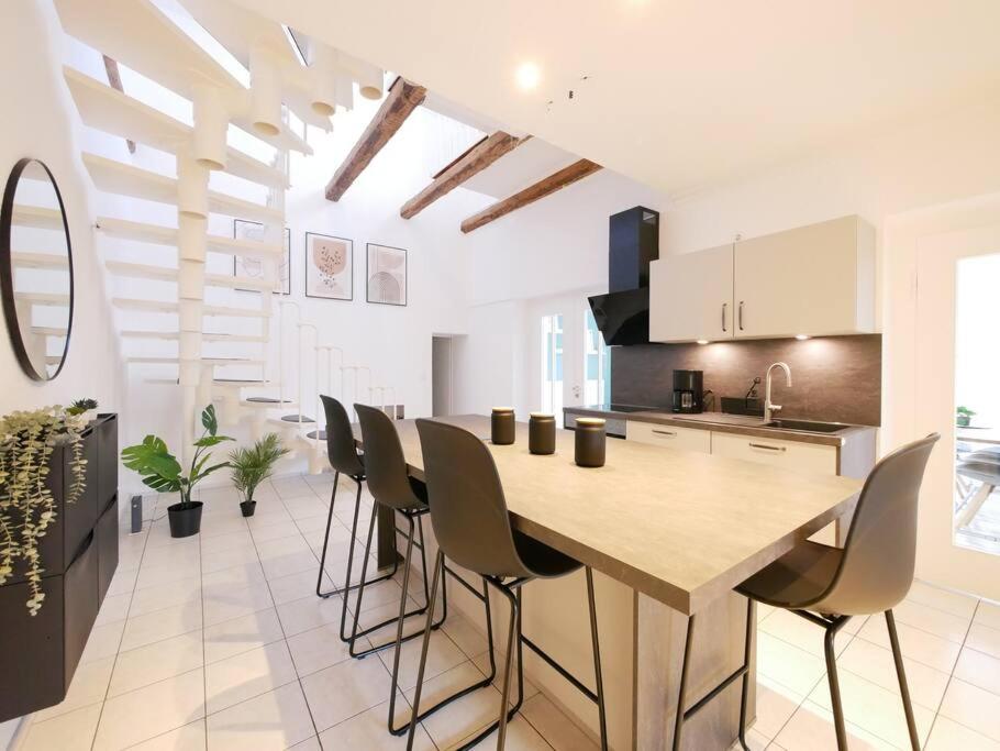 uma cozinha com uma grande mesa de madeira e cadeiras em 110 m2, Dachterrasse, Küche, zentral, ruhige Lage em Paderborn