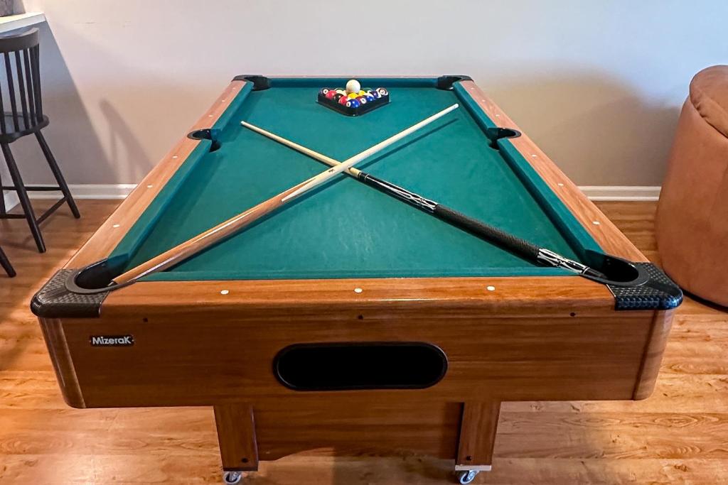 Biliár nebo kulečník v ubytování Alpine Abode