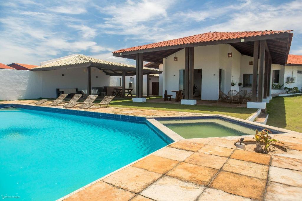 Willa z basenem i domem w obiekcie Casa Beira Mar - Piscina com Hidromassagem - Taíba w mieście São Gonçalo do Amarante