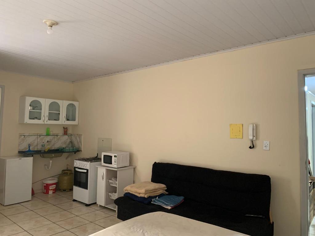 a living room with a couch and a microwave at 204 apartamento verão ideal para você in Brasilia