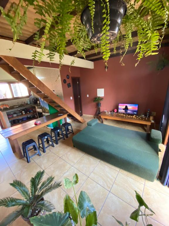 - un salon avec un canapé vert dans l'établissement FLAT 2 QUARTOS PITUBA - ITACARÉ-Ba, à Itacaré