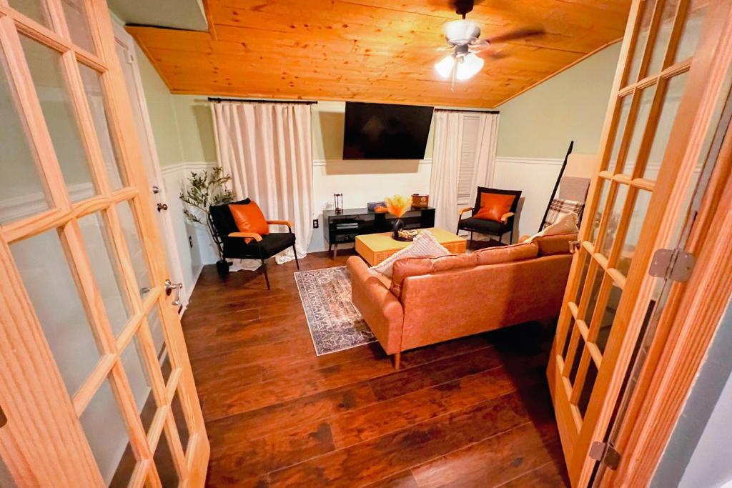 ein Wohnzimmer mit einem Sofa und einem TV in der Unterkunft Summit House in Windsor