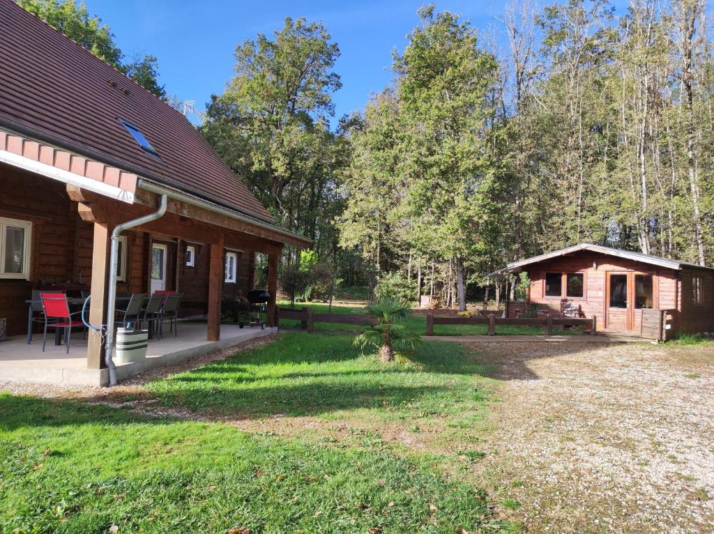 Cabaña de madera con porche y patio en Le chalet des 4 saisons, en Mers-sur-Indre