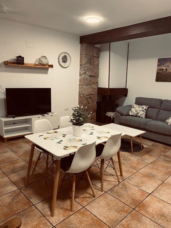 sala de estar con mesa y sofá en Alojamientos Mestanza, en Baños de la Encina