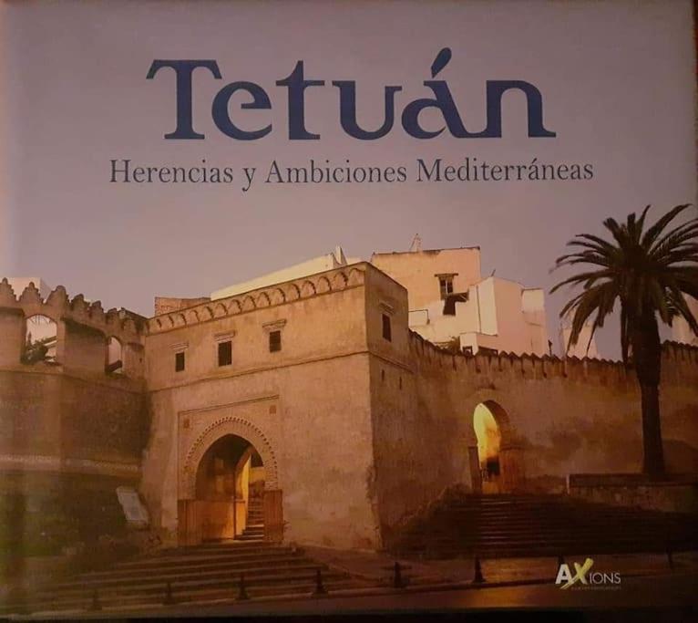 ein Buch mit einem Bild eines Gebäudes in der Unterkunft Apartamento moderno Aparcamiento gratis in Tétouan