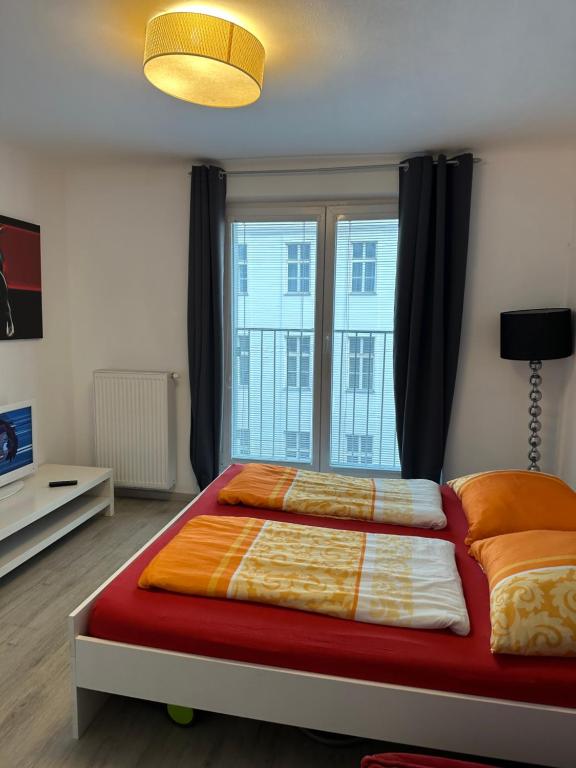 sypialnia z łóżkiem i dużym oknem w obiekcie Apartment opera w Wiedniu