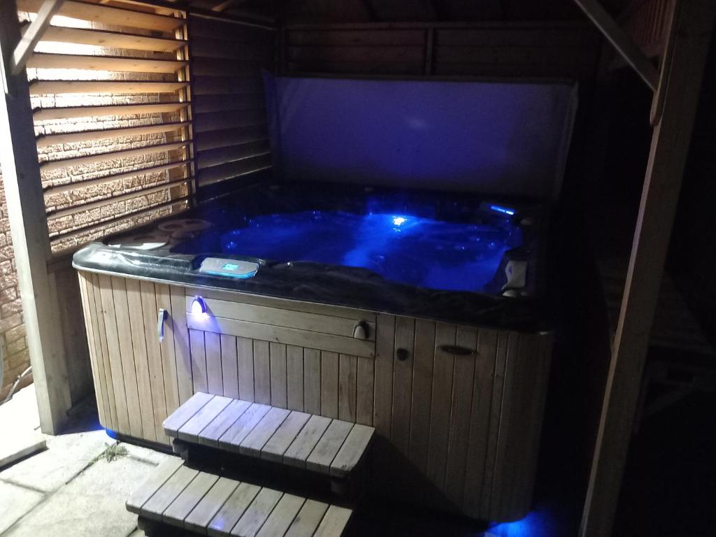 eine Whirlpool-Badewanne mit Beleuchtung in einem Zimmer in der Unterkunft Riverside Annex at Ashbank in Penrith