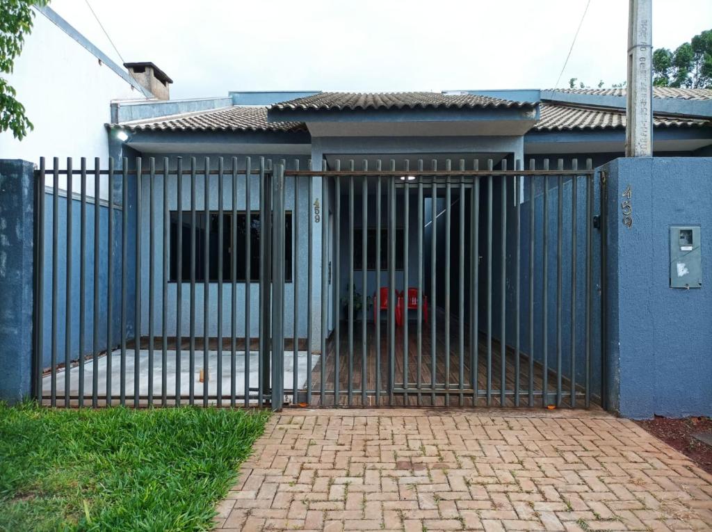 una puerta frente a una casa con una entrada de ladrillo en Linda casa completa confortável, en Foz do Iguaçu