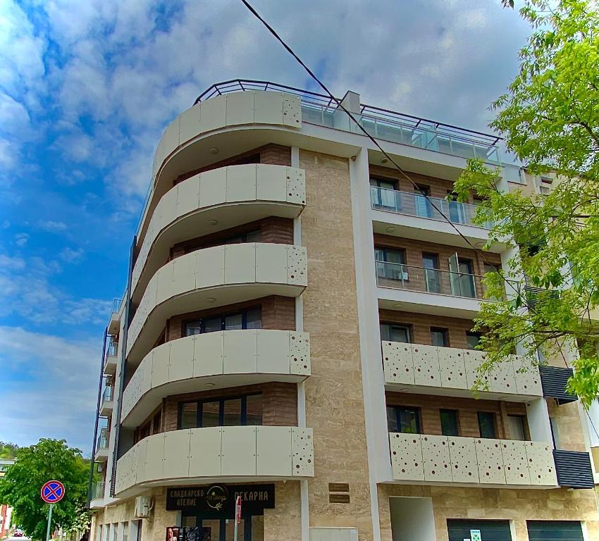 een hoog appartementencomplex met een hemel bij AVRORA SUITE in Varna