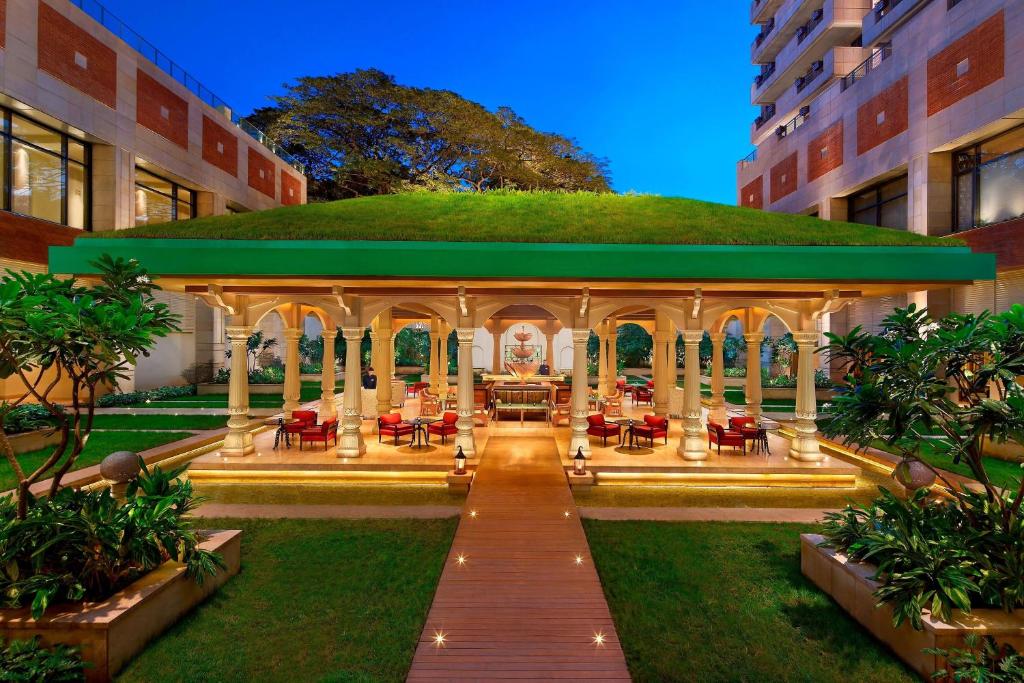 un cenador en medio de un edificio en ITC Gardenia, a Luxury Collection Hotel, Bengaluru en Bangalore